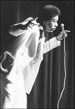 Komiksowe zdjęcie Pryora na scenie robiącego Mudbone